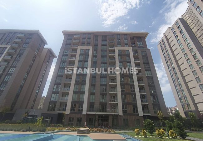 Apartments in a Complex with Swimming Pool in Istanbul 3