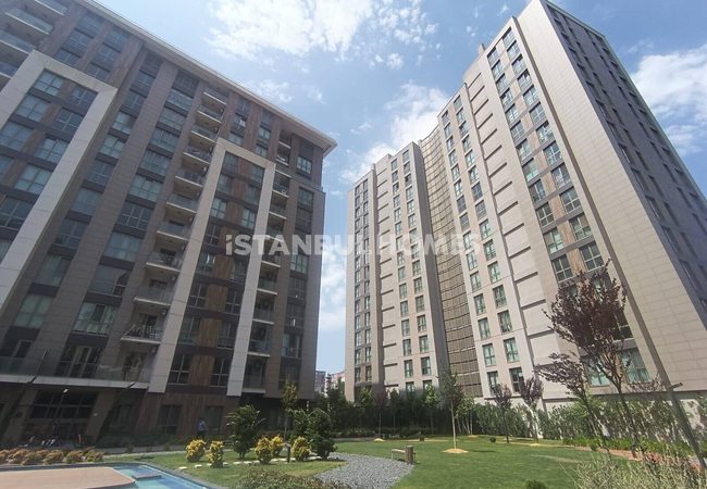 Apartments in a Complex with Swimming Pool in Istanbul 4