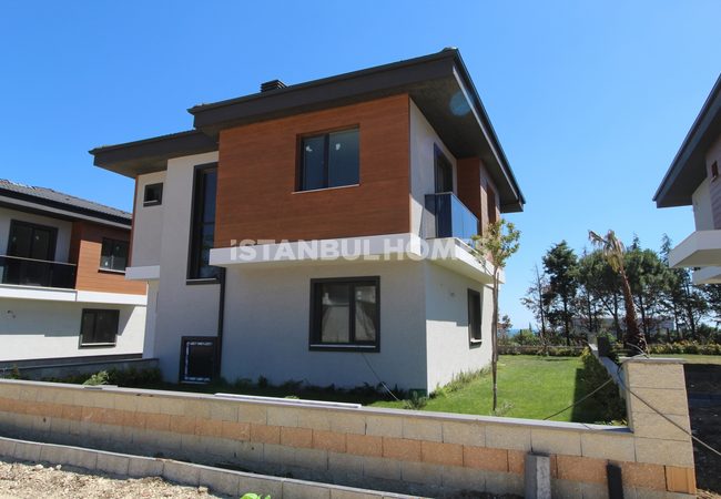 Modernes Villas Duplex Près De La Mer À Silivri