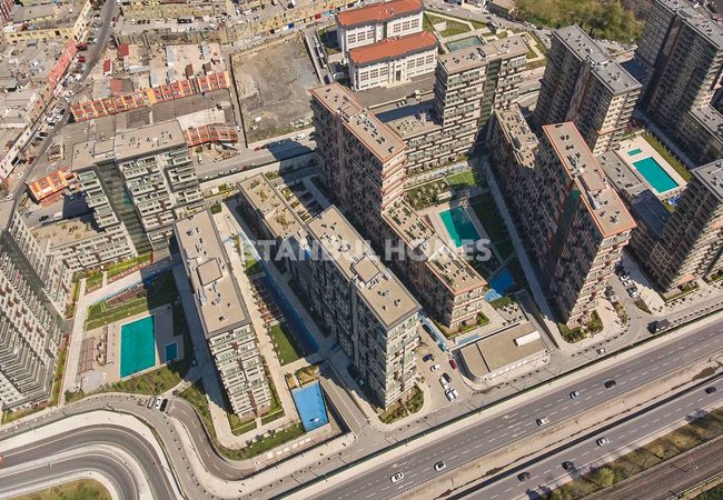 İstanbul Zeytinburnu'nda Prestijli Sitede Kullanışlı Daire 2