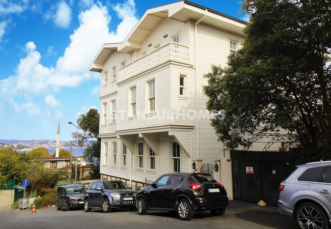 Bosphorus View Apartments in Building in Istanbul Sariyer 1