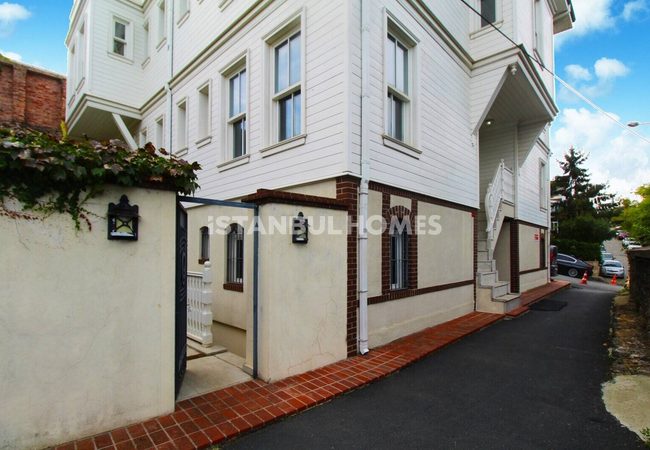Bosphorus View Apartments in Building in Istanbul Sariyer 4
