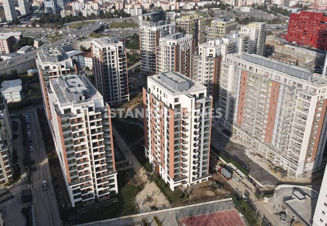 Wohnungen In Einem Sicheren Pool Komplex In Kartal Istanbul