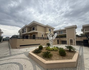 Виллы с бассейном и садом в Стамбуле, Бююкчекмедже 1