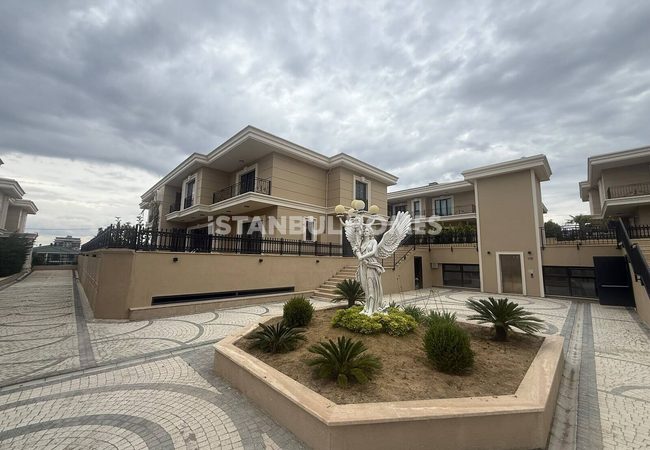 Büyükçekmece’de Villa Sitesinde Havuzlu ve Bahçeli Villalar