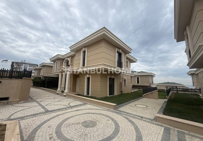 Büyükçekmece’de Villa Sitesinde Havuzlu ve Bahçeli Villalar 1