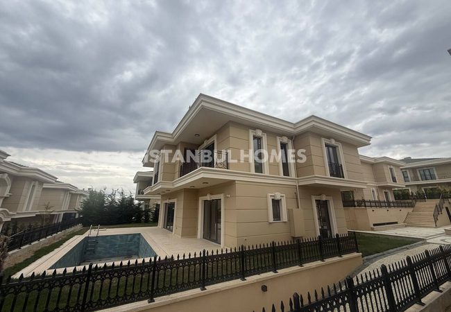 Büyükçekmece’de Villa Sitesinde Havuzlu ve Bahçeli Villalar 2