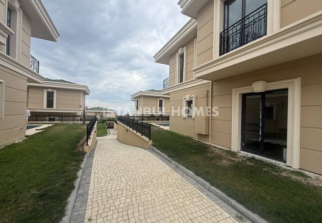 Büyükçekmece’de Villa Sitesinde Havuzlu ve Bahçeli Villalar 3