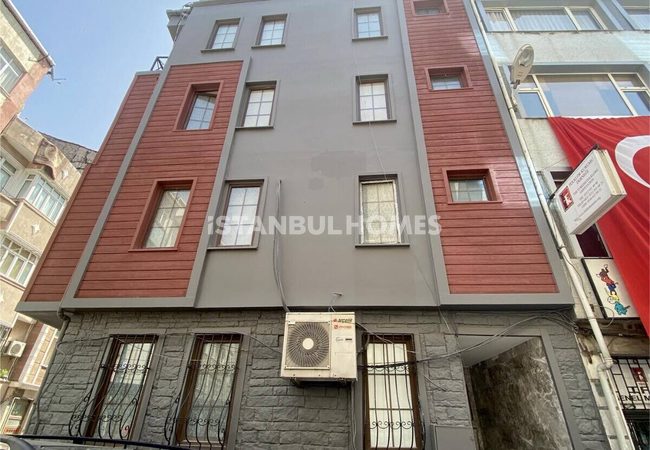 Whole Building with an Elevator and 6 Flats in Fatih 4