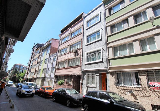 Bâtiment Avec Terrasse Près Du Métro À Istanbul Fatih 1