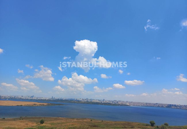 Spacious Lake-view Flats in a Complex with Pool in Istanbul 1