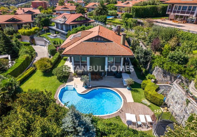 Detached Sea-view House with Pool in Istanbul Sariyer 1