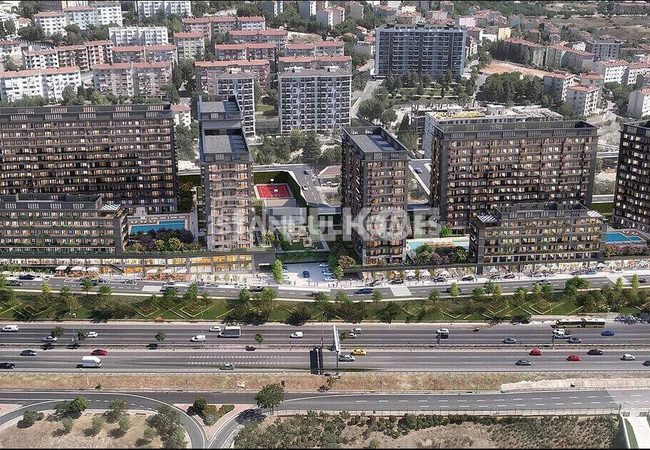 Geschäfte Auf Der Straße In Der Nähe Von Metro Und Fähre In Maltepe