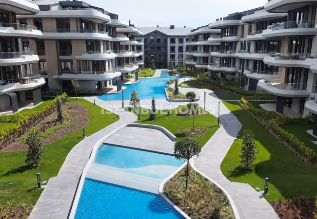 Bakırköy'de Zengin Özelliklere Sahip Sitede Satılık Şık Daireler 2