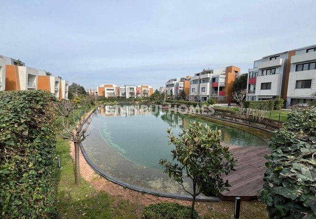 伊斯坦布尔地铁附近综合大楼内的复式公寓
