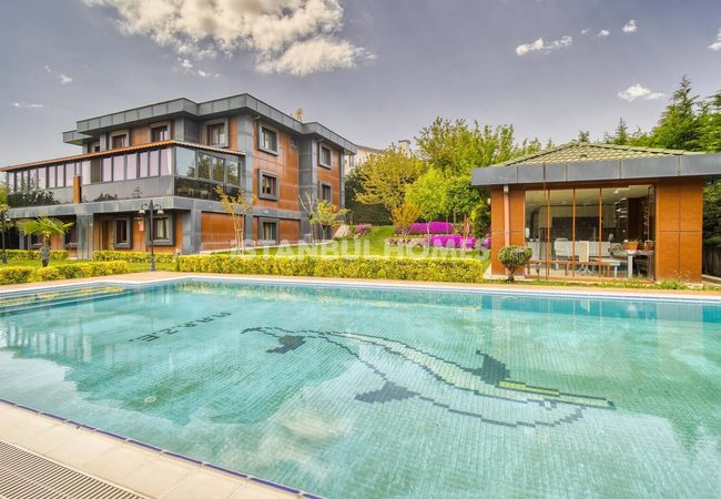 İstanbul Büyükçekmece'de Marina Yakınında Havuzlu Geniş Villa