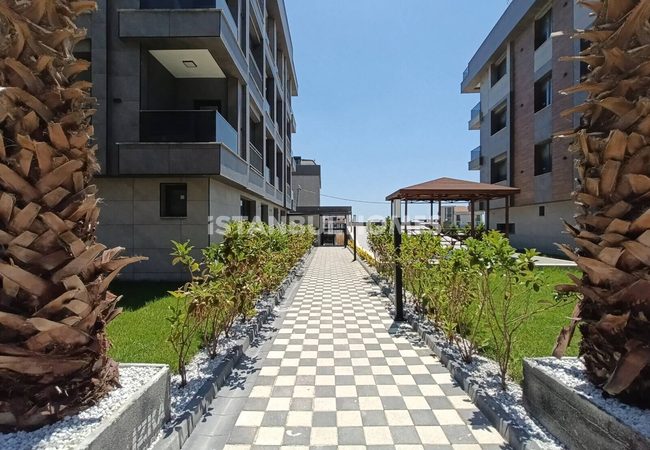 Flats with Community Pool and Parking Lot in İstanbul 2