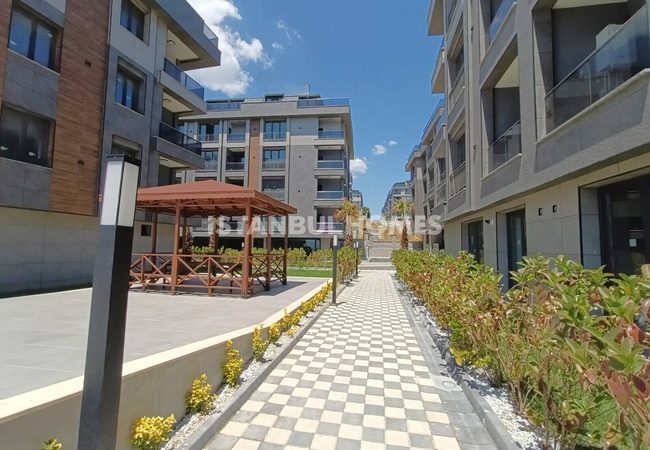 Flats with Community Pool and Parking Lot in İstanbul 7