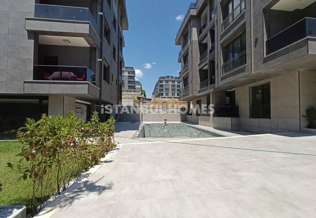 Flats with Community Pool and Parking Lot in İstanbul 8