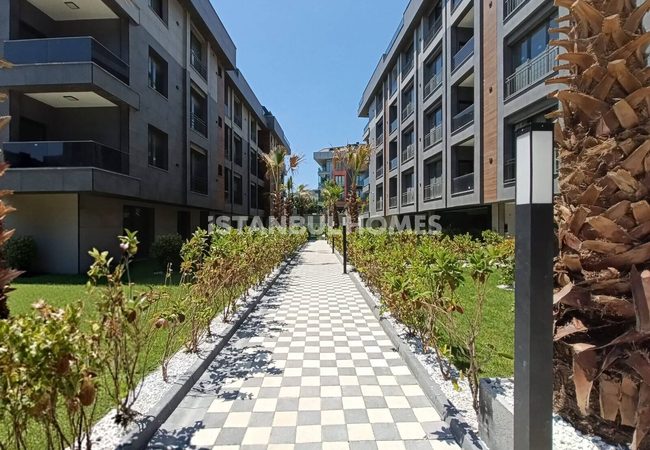 Flats with Community Pool and Parking Lot in İstanbul 9