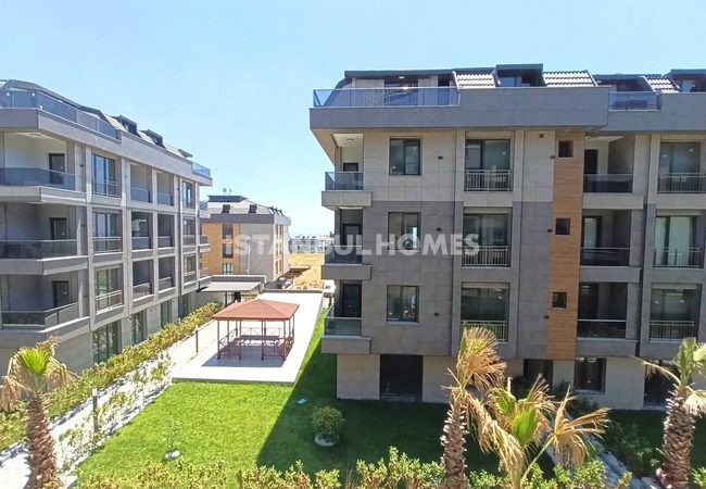 Flats with Community Pool and Parking Lot in İstanbul 3
