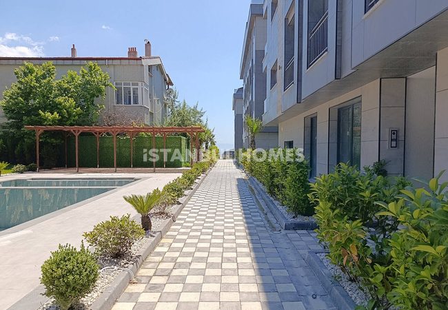 Flats with Community Pool and Parking Lot in İstanbul 5