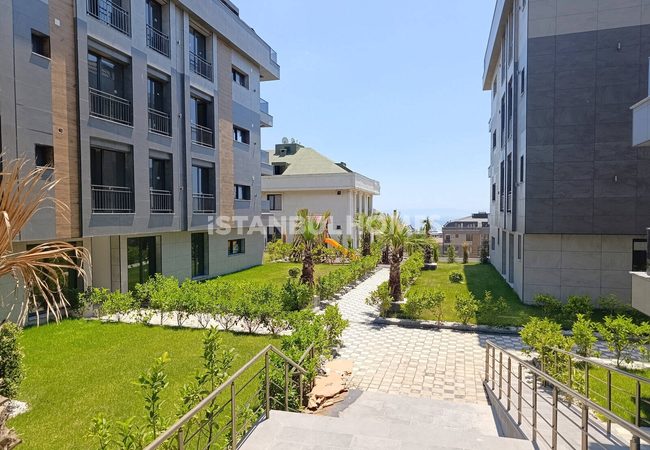Flats with Community Pool and Parking Lot in İstanbul 1