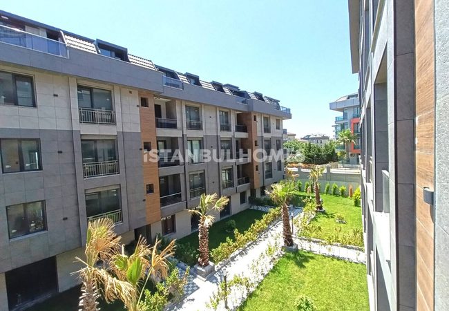 Flats with Community Pool and Parking Lot in İstanbul 4