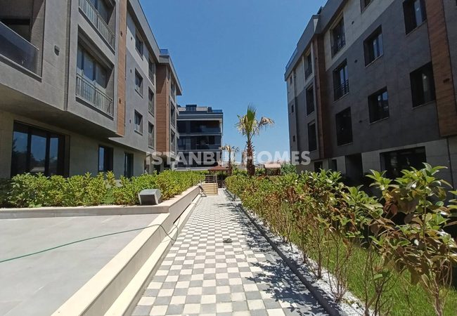 Flats with Community Pool and Parking Lot in İstanbul 6
