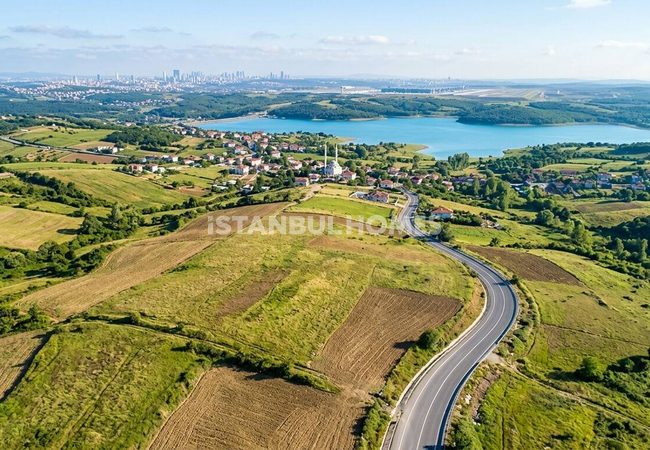 أرض للبيع بإطلالات على الطبيعة والمدينة في إسطنبول 1