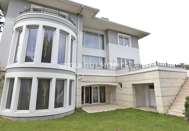 Uniquely Designed Beylikduzu Houses Next to the Marina 4