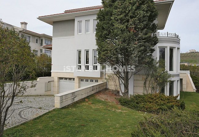 Uniquely Designed Beylikduzu Houses Next to the Marina 6