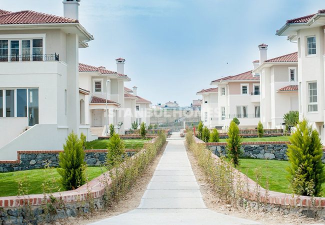 Uniquely Designed Beylikduzu Houses Next to the Marina 16