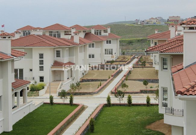 Uniquely Designed Beylikduzu Houses Next to the Marina 17