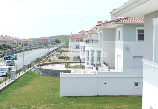 Uniquely Designed Beylikduzu Houses Next to the Marina 19