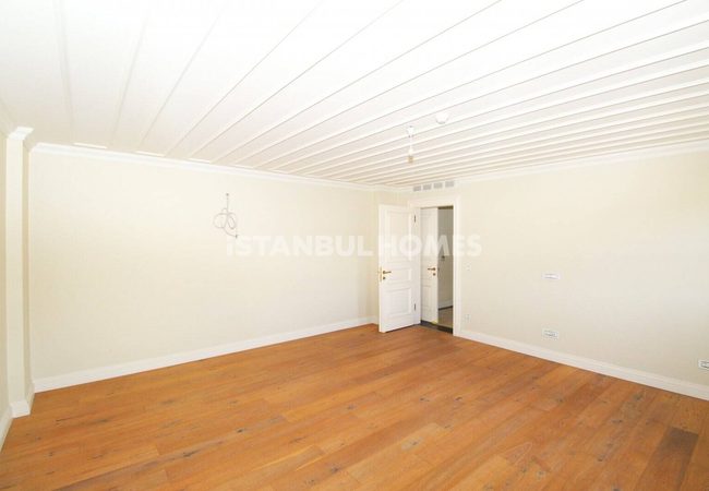Bosphorus View Apartments in Building in Istanbul Sariyer 26