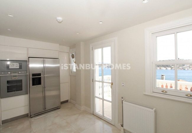 Bosphorus View Apartments in Building in Istanbul Sariyer 37