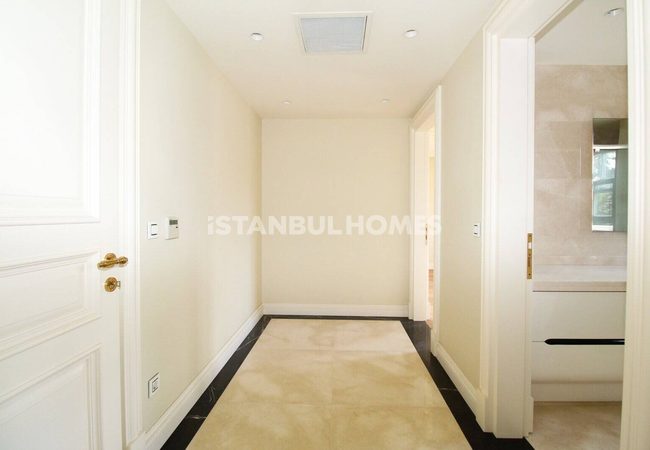 Bosphorus View Apartments in Building in Istanbul Sariyer 46