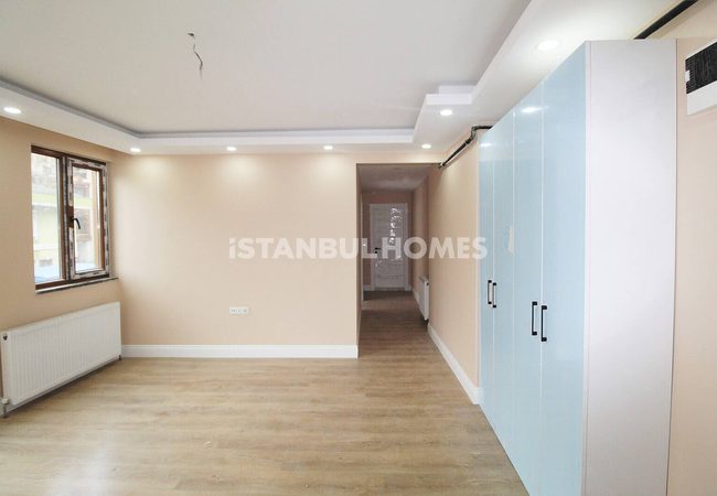 Well-located 1+1 Flat Close to Bazaar in Eyüpsultan Istanbul 4
