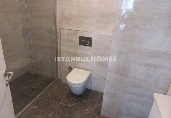 Flats in a Complex with a Pool in Buyukcekmece 9