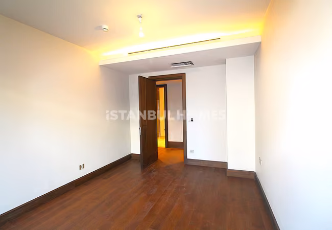 Bakırköy'de Zengin Özelliklere Sahip Sitede Satılık Şık Daireler 29