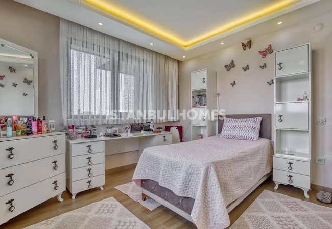 İstanbul Büyükçekmece'de Marina Yakınında Havuzlu Geniş Villa 21