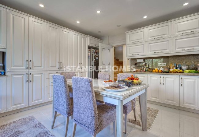 İstanbul Büyükçekmece'de Marina Yakınında Havuzlu Geniş Villa 15