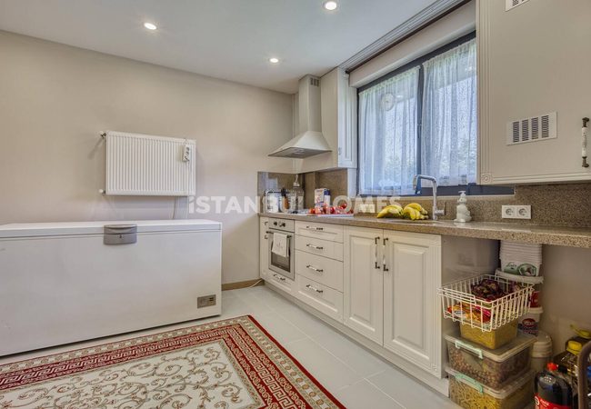 İstanbul Büyükçekmece'de Marina Yakınında Havuzlu Geniş Villa 16