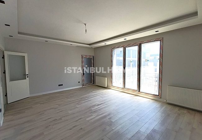 Flats with Community Pool and Parking Lot in İstanbul 11