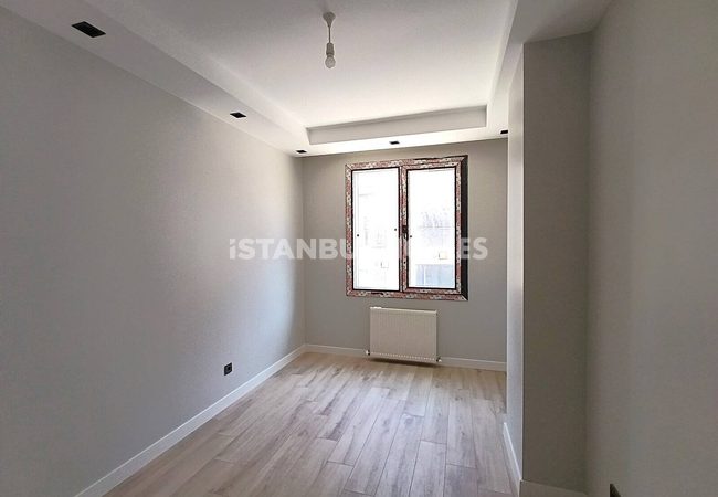 Flats with Community Pool and Parking Lot in İstanbul 19