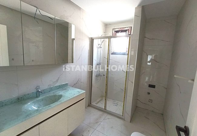Flats with Community Pool and Parking Lot in İstanbul 22