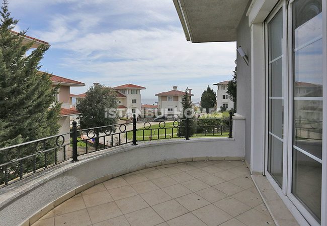 Uniquely Designed Beylikduzu Houses Next to the Marina 42
