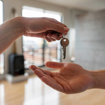 une femme donne les clés de la maison à un homme