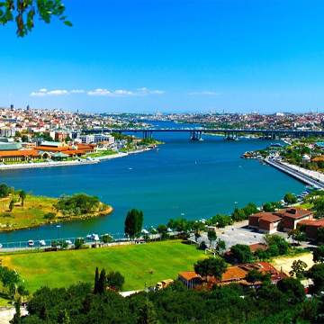 vue sur le Bosphore d'Istanbul entouré de verdure